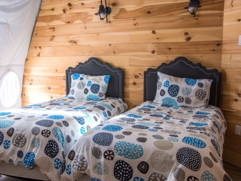 Twin beds in a bedroom an inn 